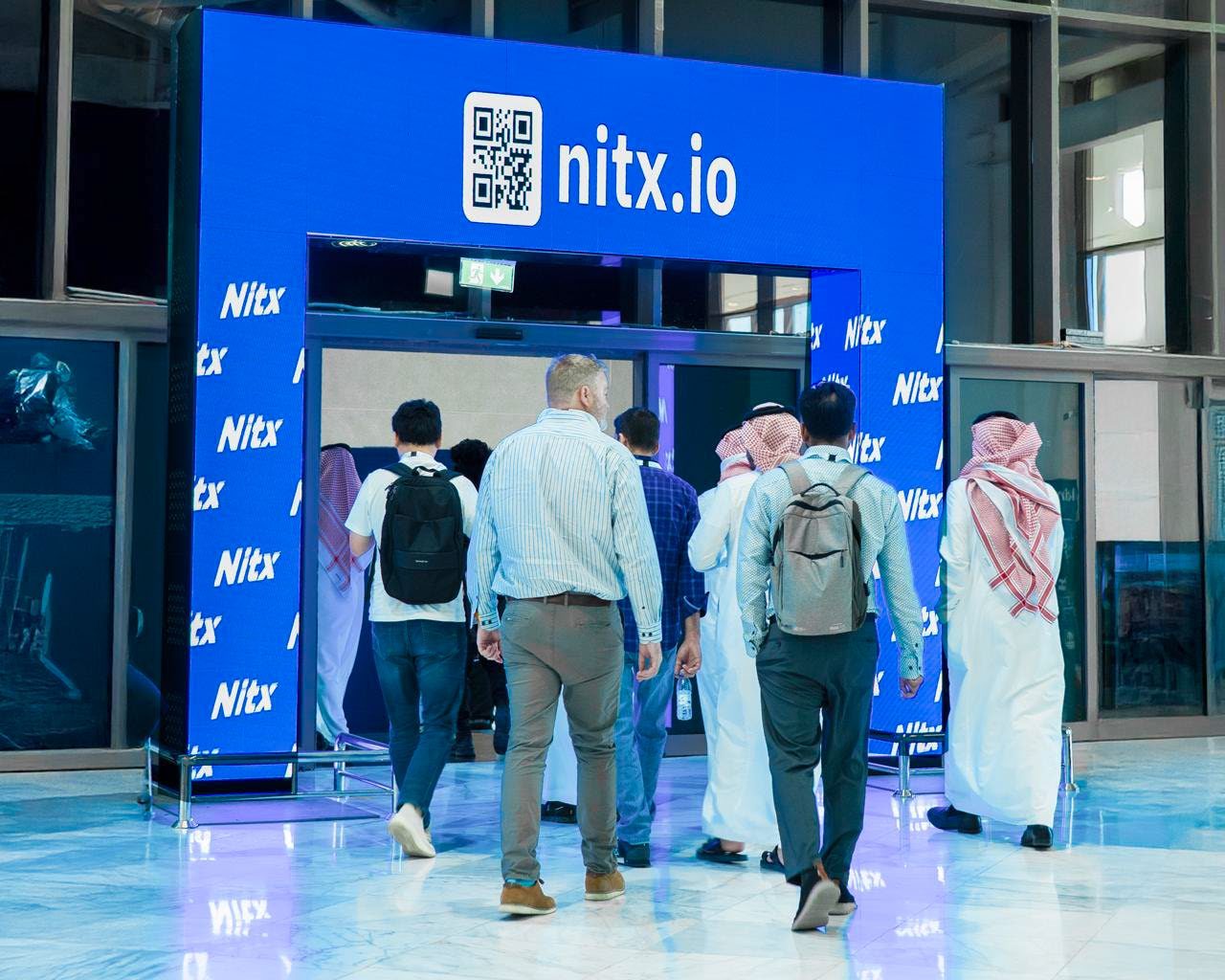 بوابة نتكس الرقمية عند المدخل الرئيسي