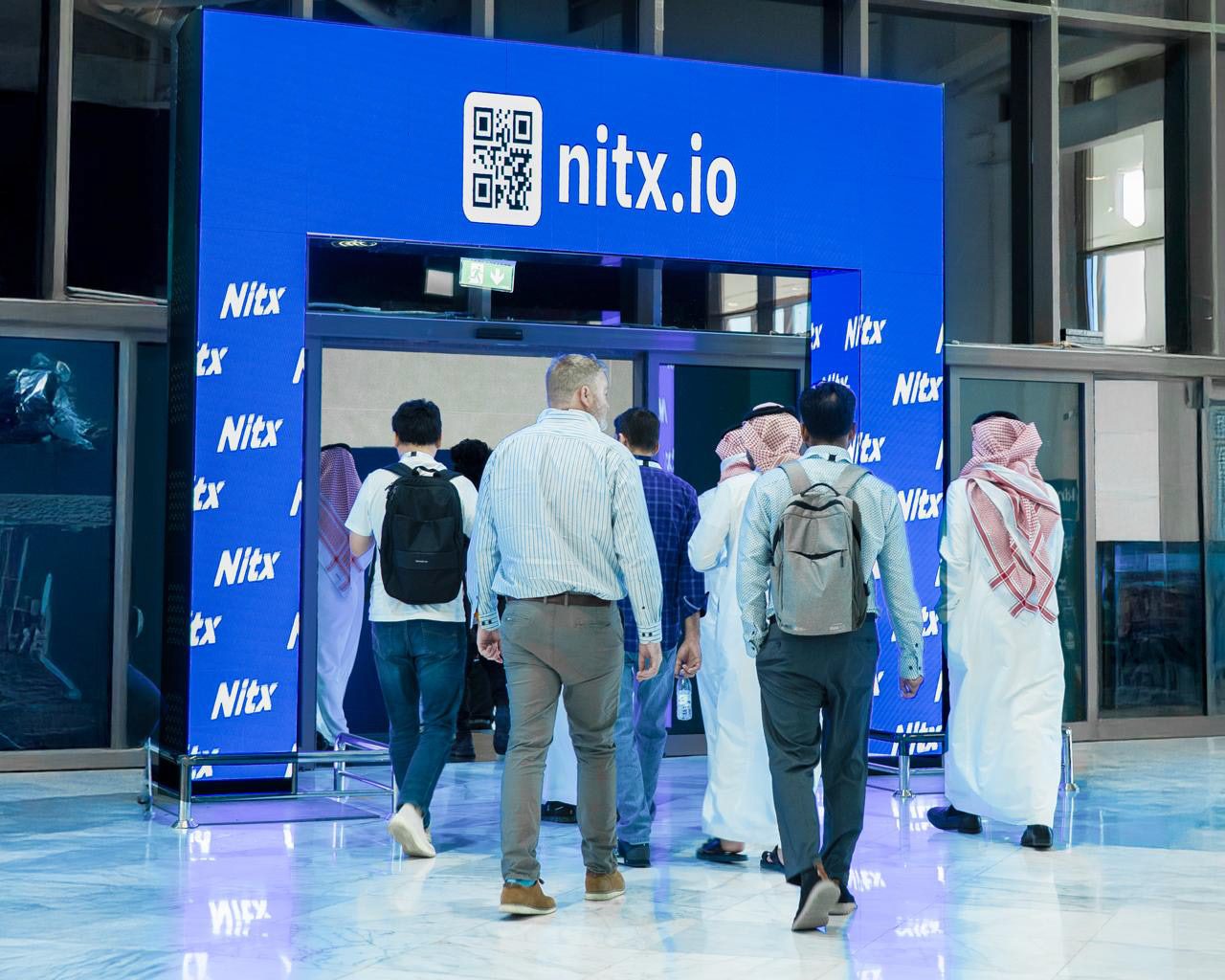 بوابة نتكس الرقمية عند المدخل الرئيسي